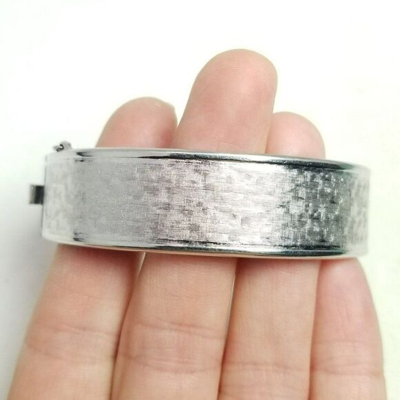Vintage Silver Tone Textured Hinged Bangle Bracelet with Security Chain, Estate - Picture 1 of 7